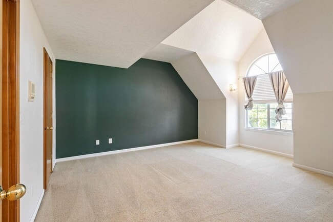 Building Photo - Comfortable 4-bdrm/2.5-bath home in Hillsb...