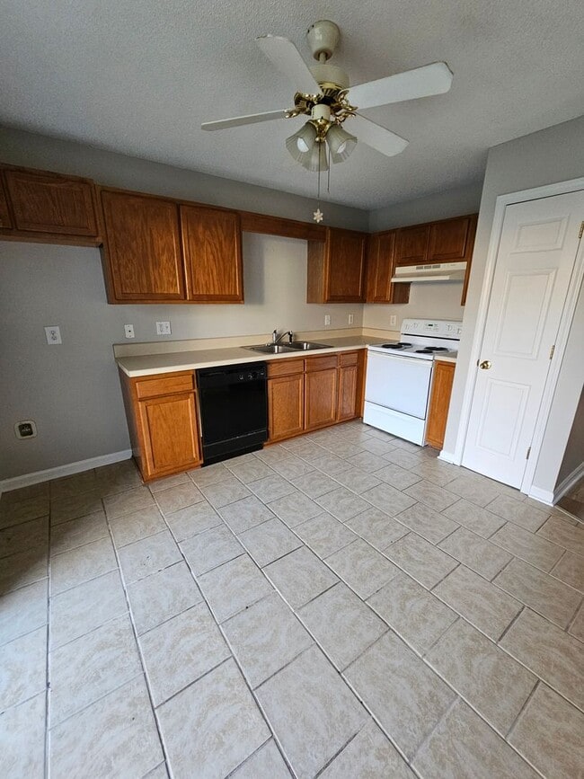 Building Photo - 2 BR Condo in Thomasville!