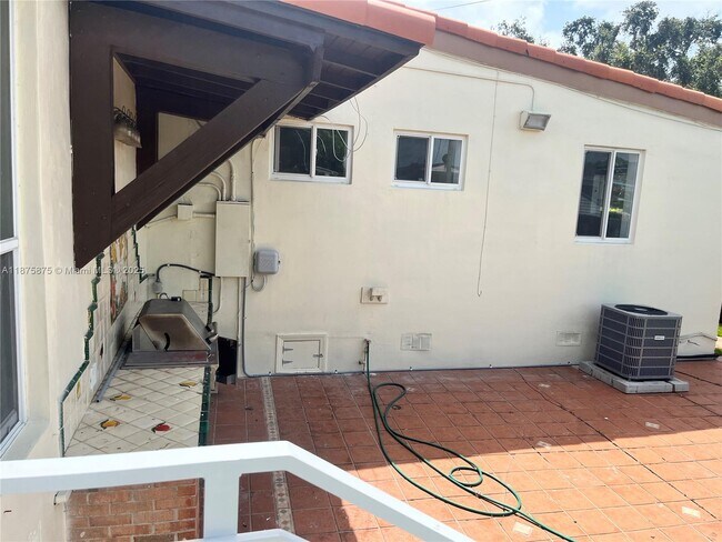Building Photo - 3310 SW 82nd Ave
