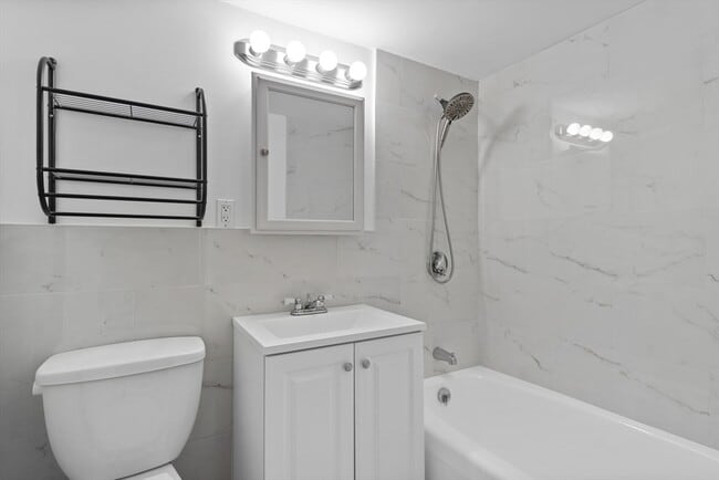 Building Photo - 1025 Hancock St