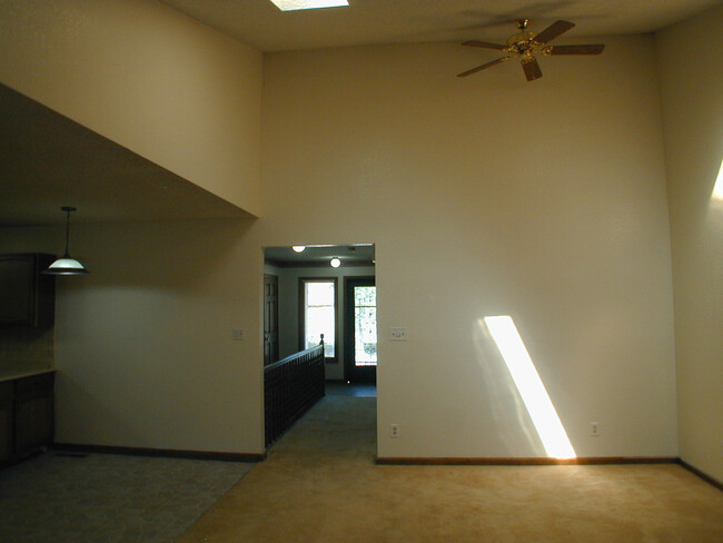 Building Photo - House For Lease