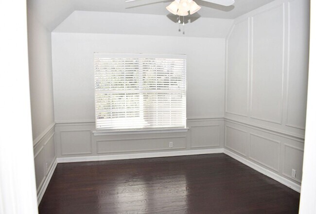 Building Photo - AVAILABLE NOW! Prestigious 5-3.5-3 w POOL ...