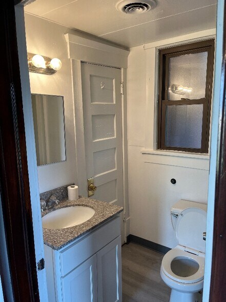 Building Photo - 315 9th St NE