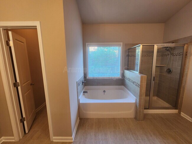 Building Photo - 1919 Briarcliff Wy