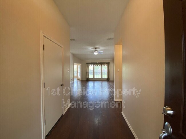 Building Photo - 348 Parkview Dr