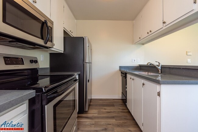 Building Photo - Remodeled Condo | LVP Flooring | Central A/C