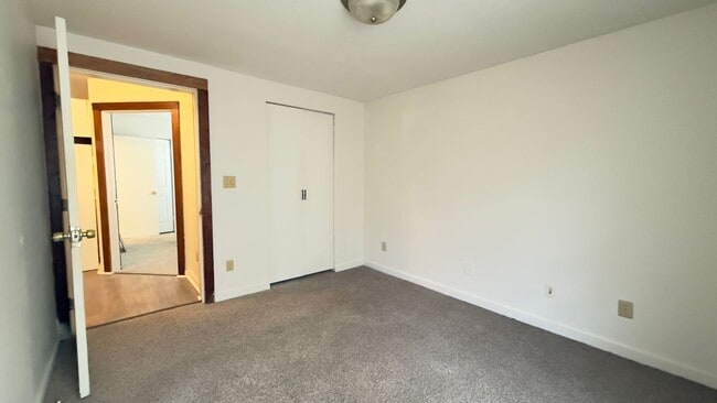 Building Photo - 233 S 4th St