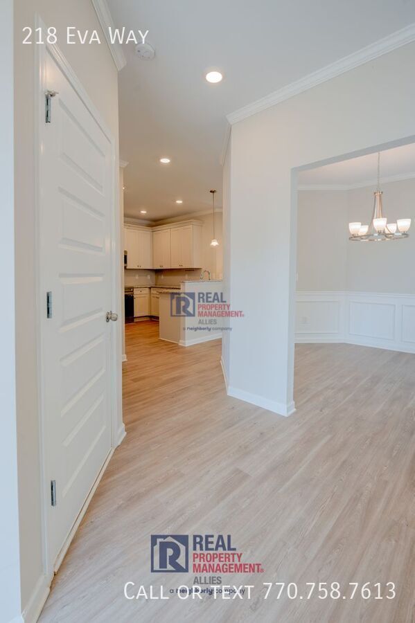 Building Photo - 218 Eva Wy