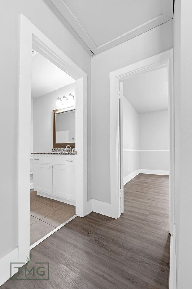 Building Photo - Completely Updated 2 Bed/2 Bath!