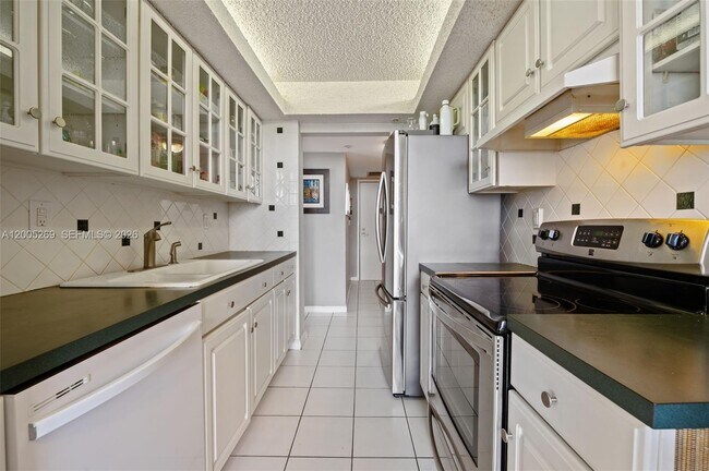 Building Photo - 2555 Collins Ave