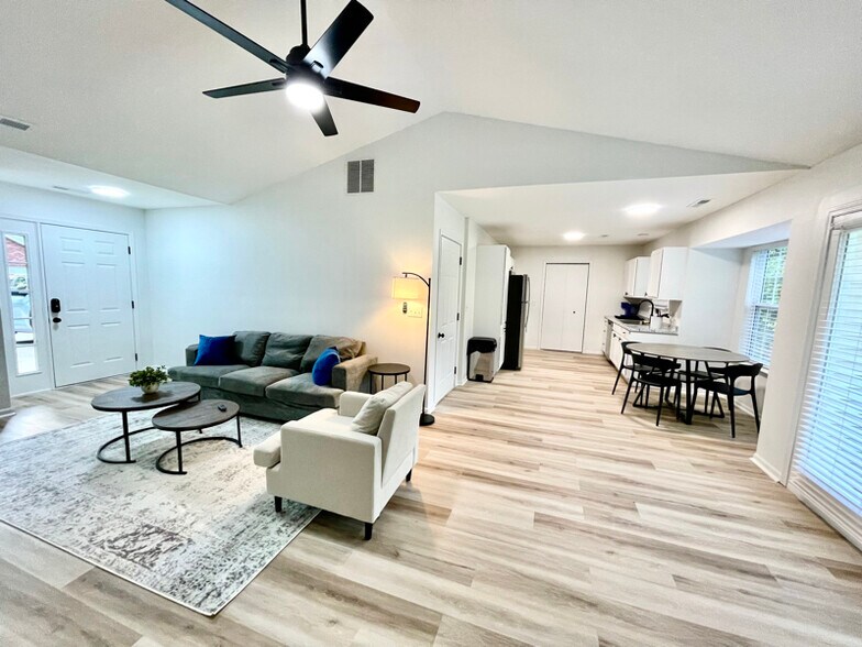 Building Photo - 3210 Oak Lawn Dr