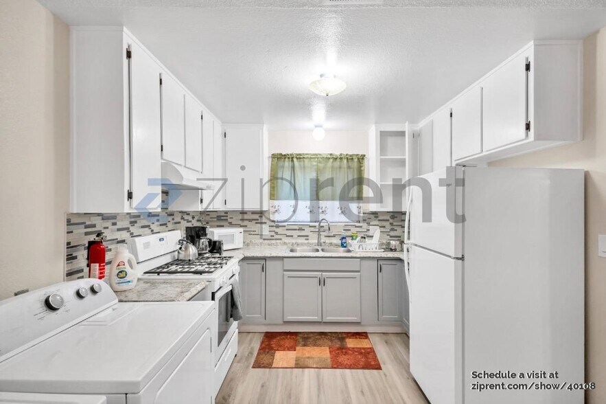 Building Photo - 16025 L St
