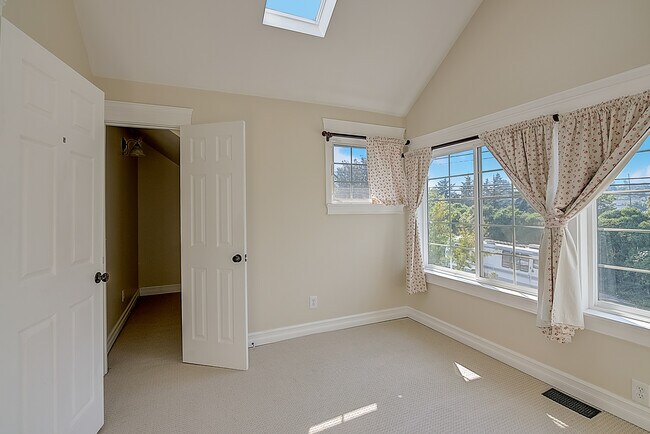 Building Photo - 5042 7th Ave NE