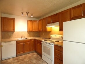 Building Photo - Rent Special: 1/2 Off February's Rent 1 bed 1 bath Duplex near Bush Park!