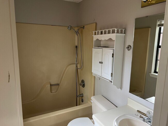 Building Photo - 2135 Raintree Dr