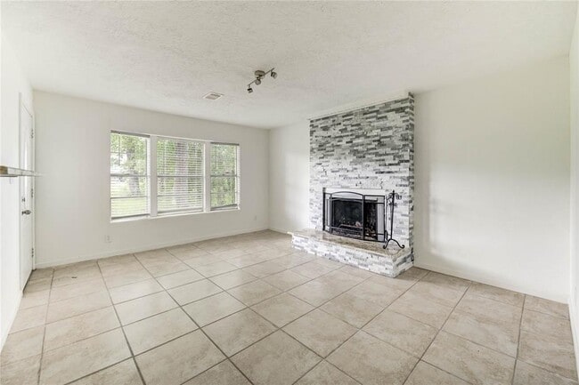 Building Photo - 47 Blue Lake Dr