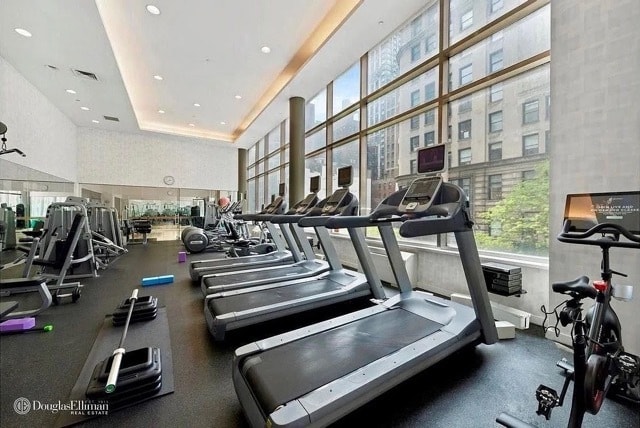 Building Photo - 325 5th Ave