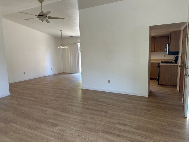 Building Photo - Well maintained home in desirable neighbor...