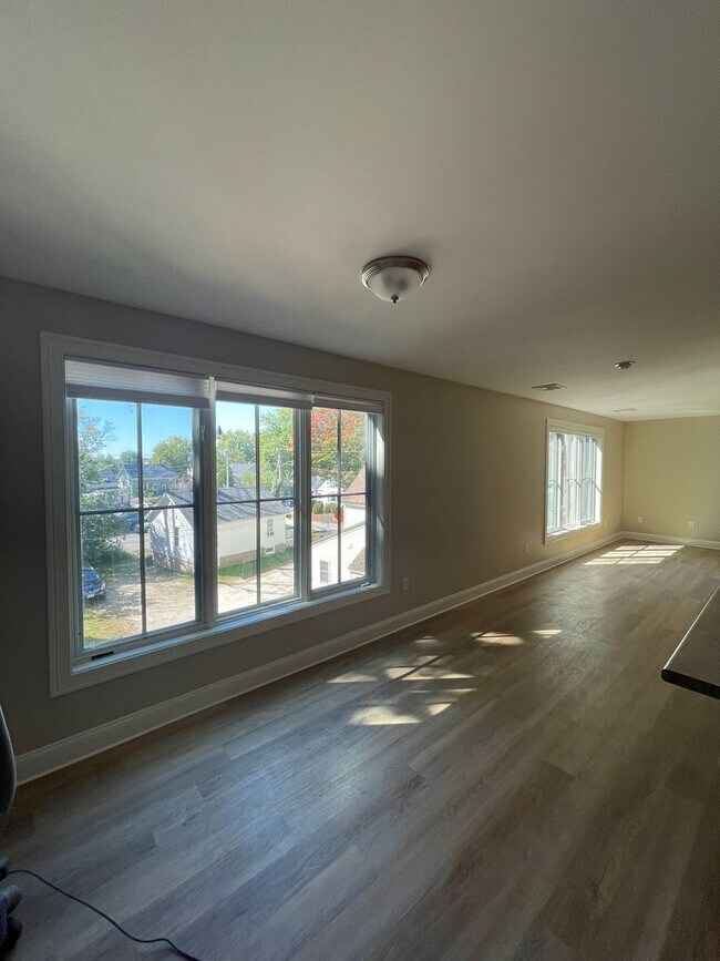 Building Photo - 12 Dame St