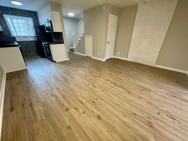 Building Photo - Townhome with Pool!