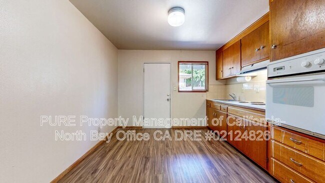 Building Photo - 867 Lorna Dr