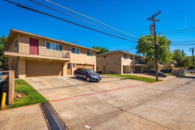 Building Photo - 2025 Benita Dr