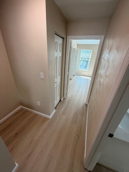 Building Photo - 1011 Pinoak Ct