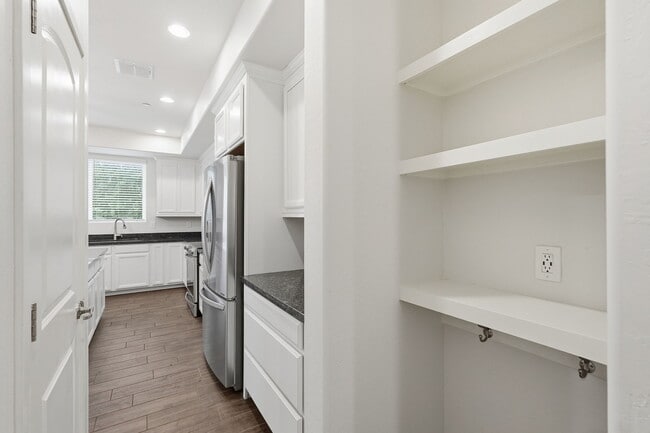 Building Photo - 1250 Abbey Ln