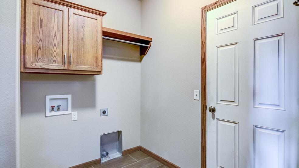 Building Photo - 956 Parkland Dr