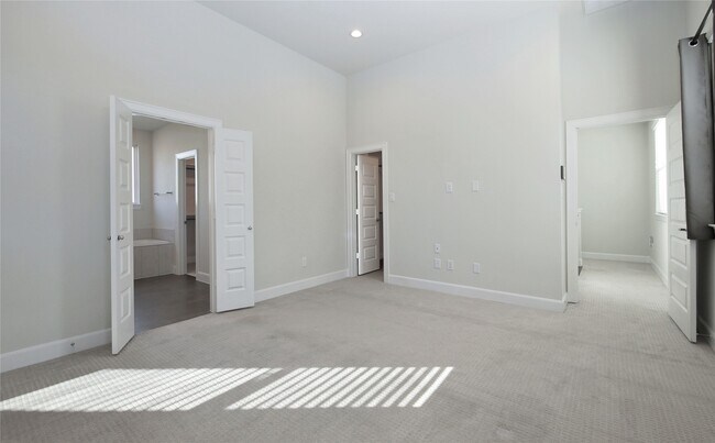 Building Photo - 506 W Donovan St