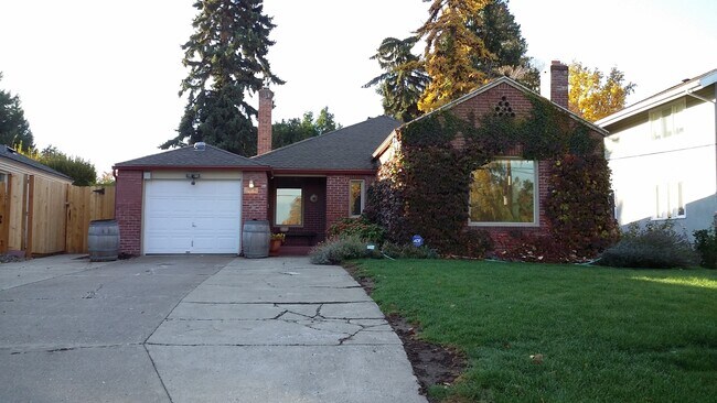 Building Photo - Occupied, do not disturb tenants. Barge-Chestnut Historic District Craftsman 2br 2ba home, with a...