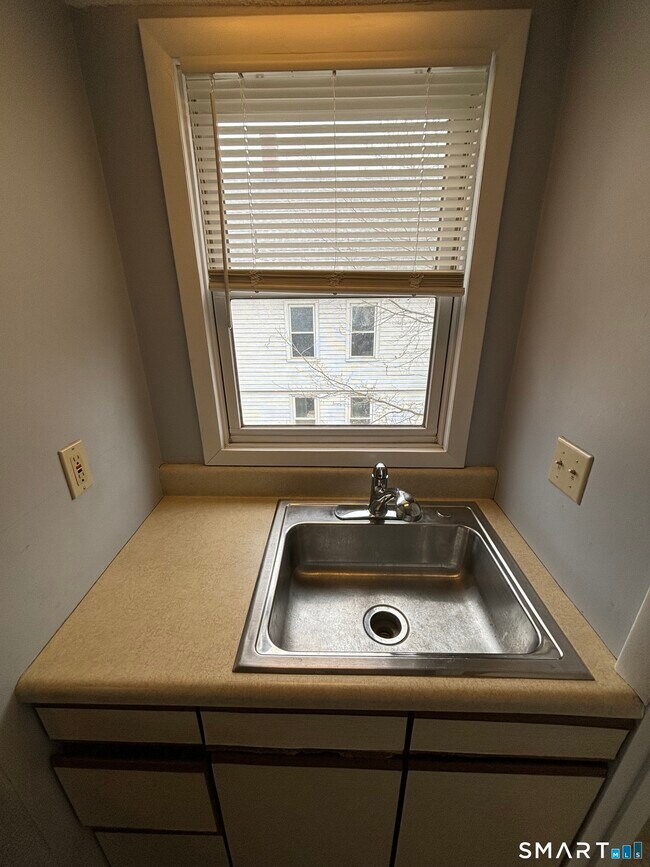 Building Photo - 11 Roberts St