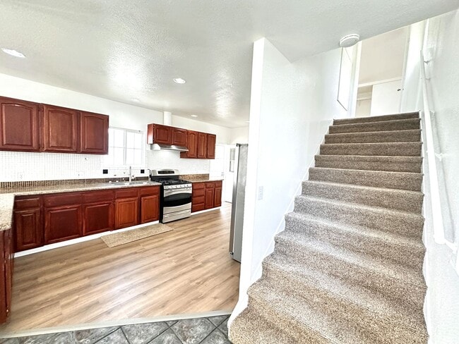 Building Photo - LARGE 4 BEDS 2 FULL BATHS HOUSE FOR RENT!