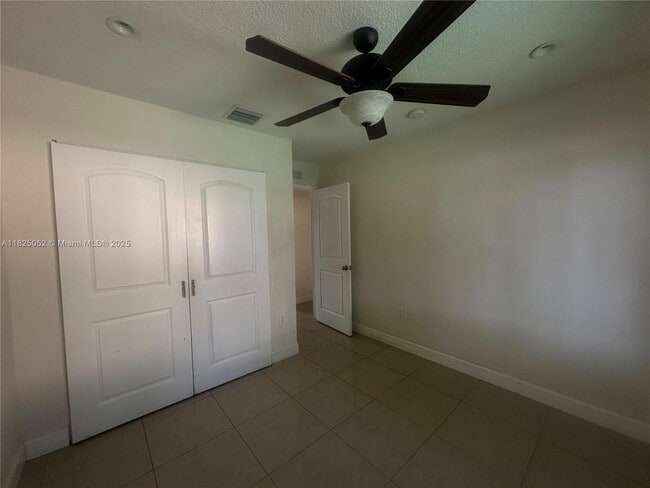 Building Photo - 3104 Tarpon Dr