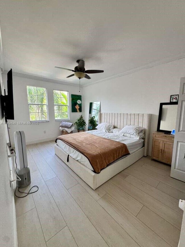 Building Photo - 533 NE 3rd Ave