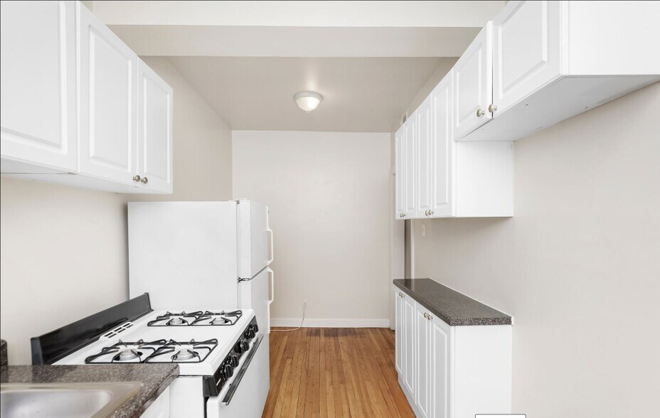 Building Photo - 555 W Aldine Ave