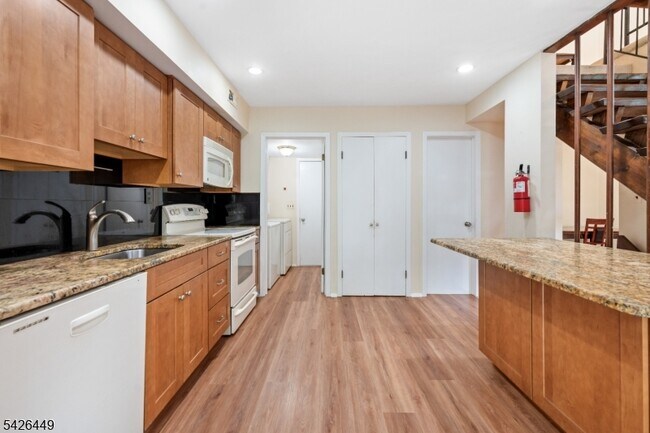 Building Photo - 257 Gemini Dr