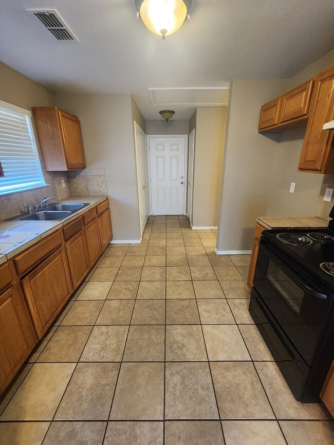 Building Photo - 3 bed 2 bath 1 car garage