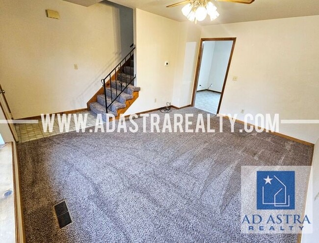 Building Photo - Beautiful Updated Duplex in Grandview-Available in MAY!!