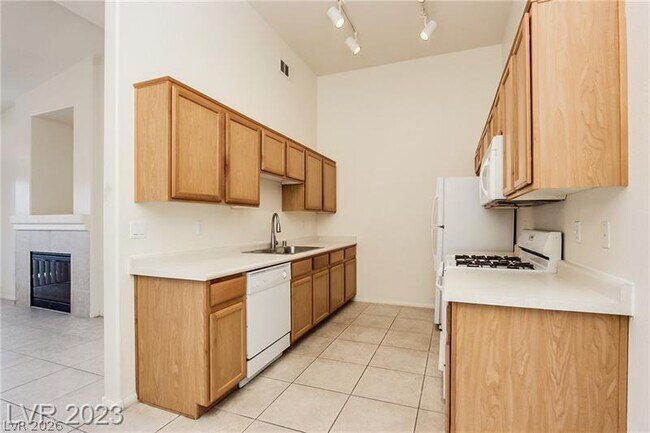 Building Photo - 2305 W Horizon Ridge Pkwy