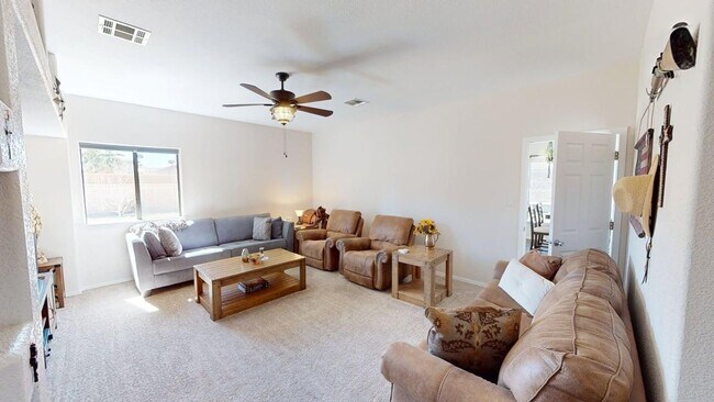 Building Photo - 3-Bedroom/2.5-Bathroom in Alamogordo, NM