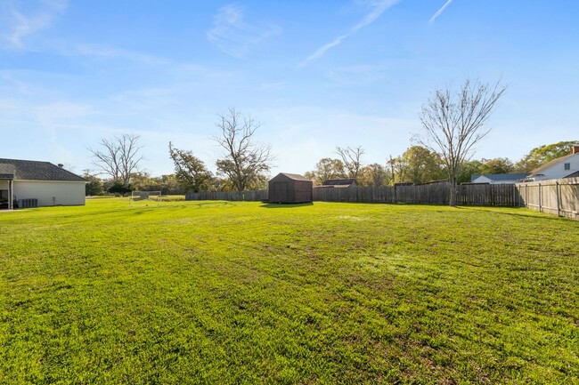 Building Photo - Welcome to Live Oak Circle!