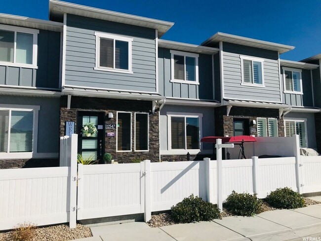 Building Photo - Modern Townhome