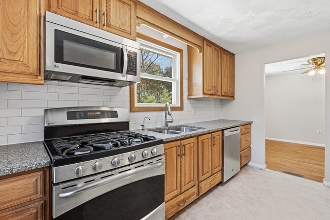 Building Photo - 43 Little John Dr