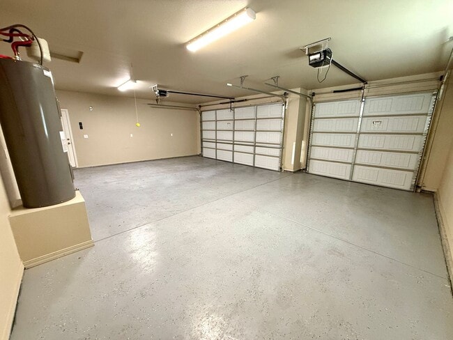 Building Photo - Beautiful 3 Bedroom with 3 Car Garage- Available Now!