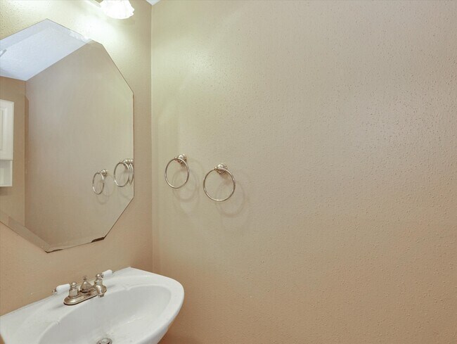 Building Photo - 16423 Ash Point Ln