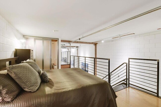 Building Photo - 801 N Washington Ave