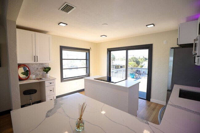 Building Photo - Fully Furnished Luxury Waterfront Unit w/in Walking Distance to the Shopping, Beach, Restaurants,...