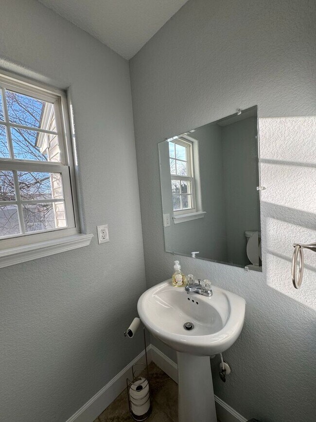 Building Photo - Welcome to this charming and spacious home!