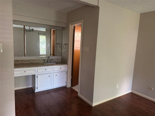 Building Photo - 16407 Havenhurst Dr